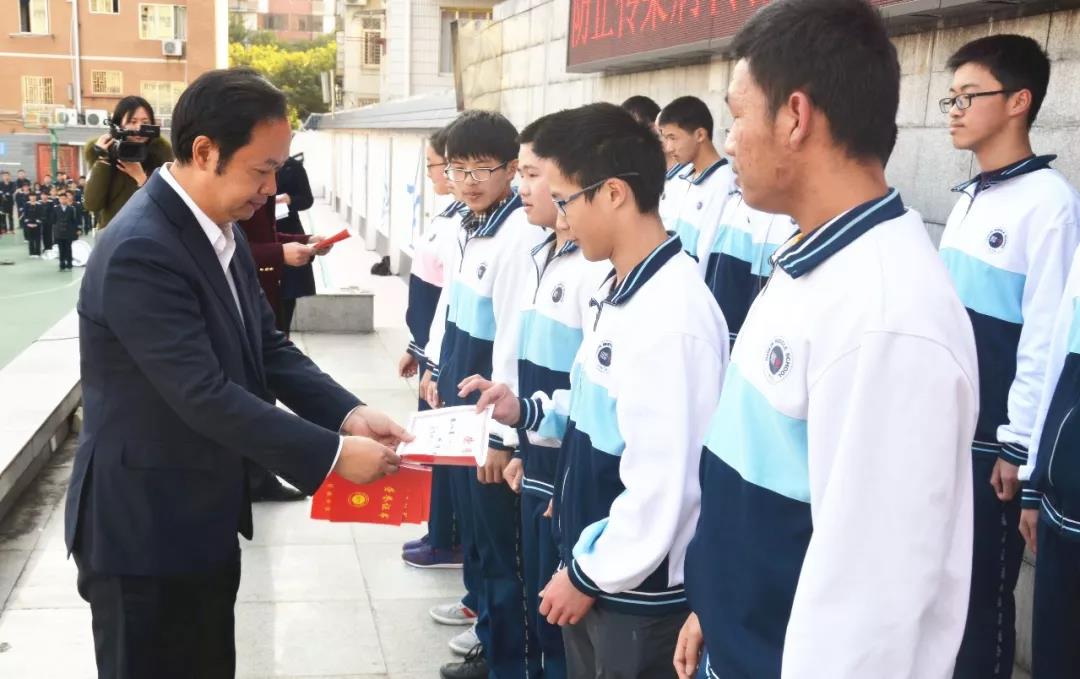 人生就是博集团董事长罗欣先生为优异学子揭晓奖学金