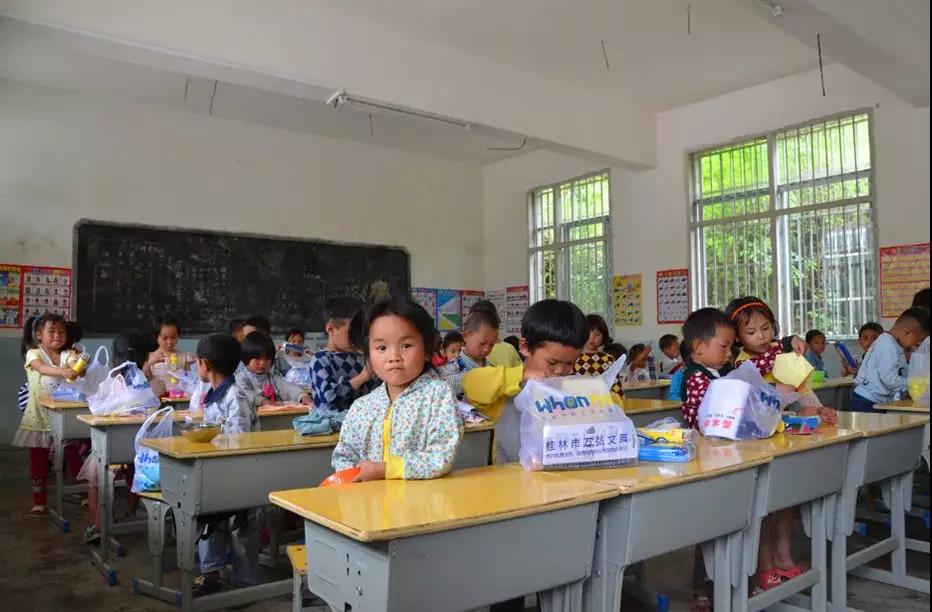 人生就是博集团为孩子们发放崭新的文具